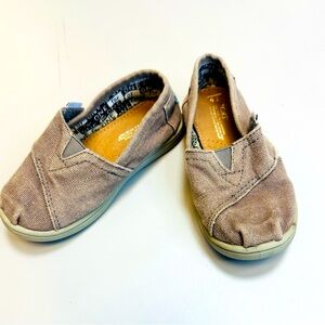Toddler size 9 Tom’s slip on shoes with Velcro